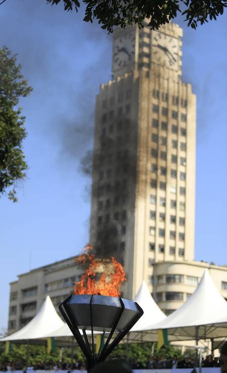 A pira com o fogo simbólico da pátria Foto: Brenno Carvalho / Agência O Globo