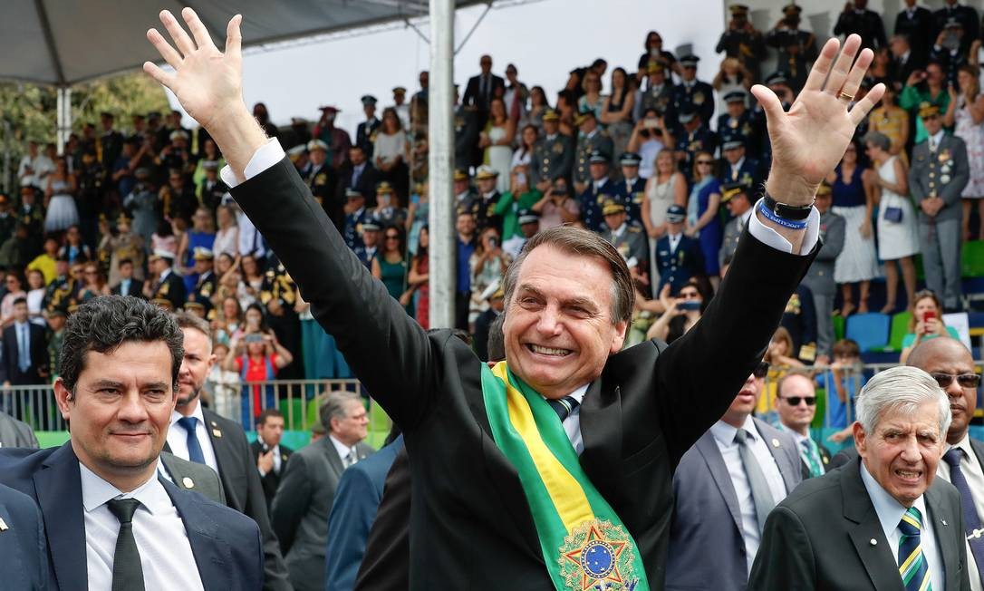 O presidente Jair Bolsonaro saudando as arquibancadas em BrasÃ­lia Foto: Alan Santos / PR