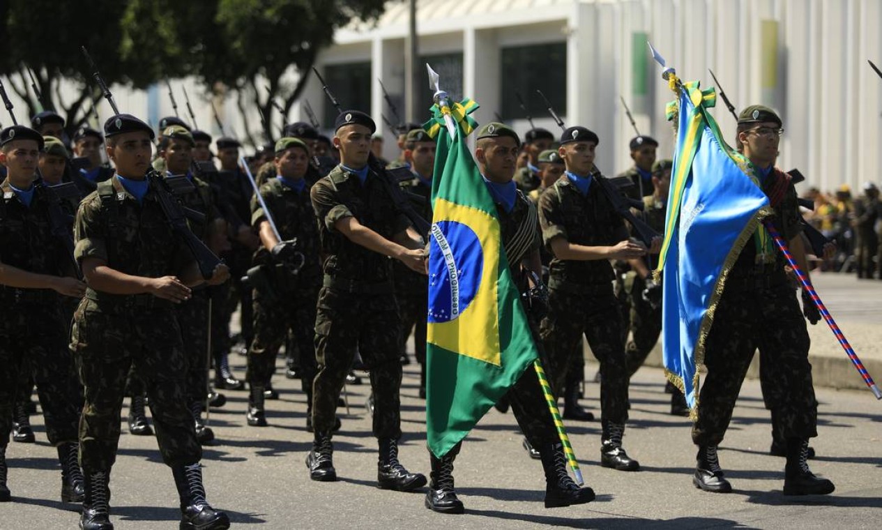 Militar carrega a bandeira do Brasil no desfile de Sete de Setembro Foto: Brenno Carvalho / Agência O Globo