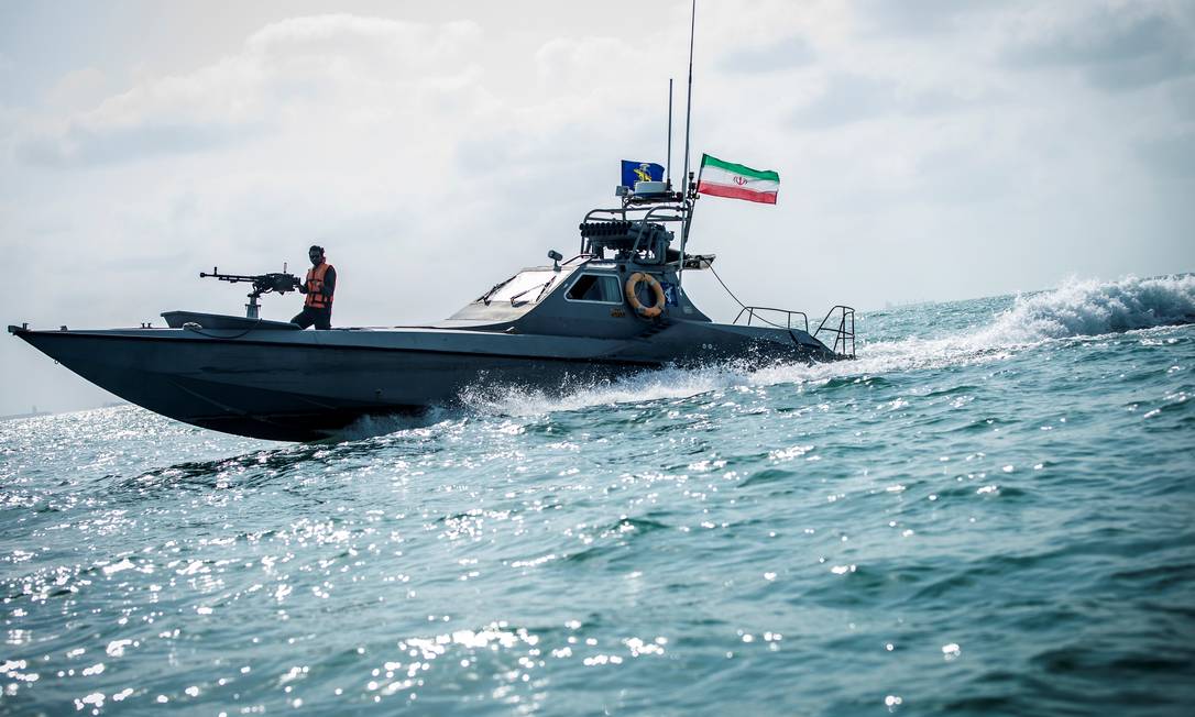 Barco da Guarda Revolucionária do Irã se desloca na costa; país vem apreendendo navios por 'contrabando de combustível' Foto: WANA NEWS AGENCY / VIA REUTERS