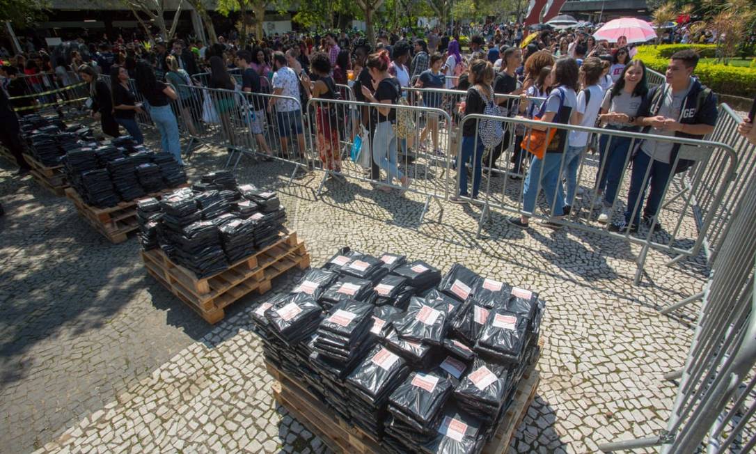 Fila para pegar os livros distribuídos pelo youtuber Felipe Neto Foto: Bruno Kaiuca / O Globo