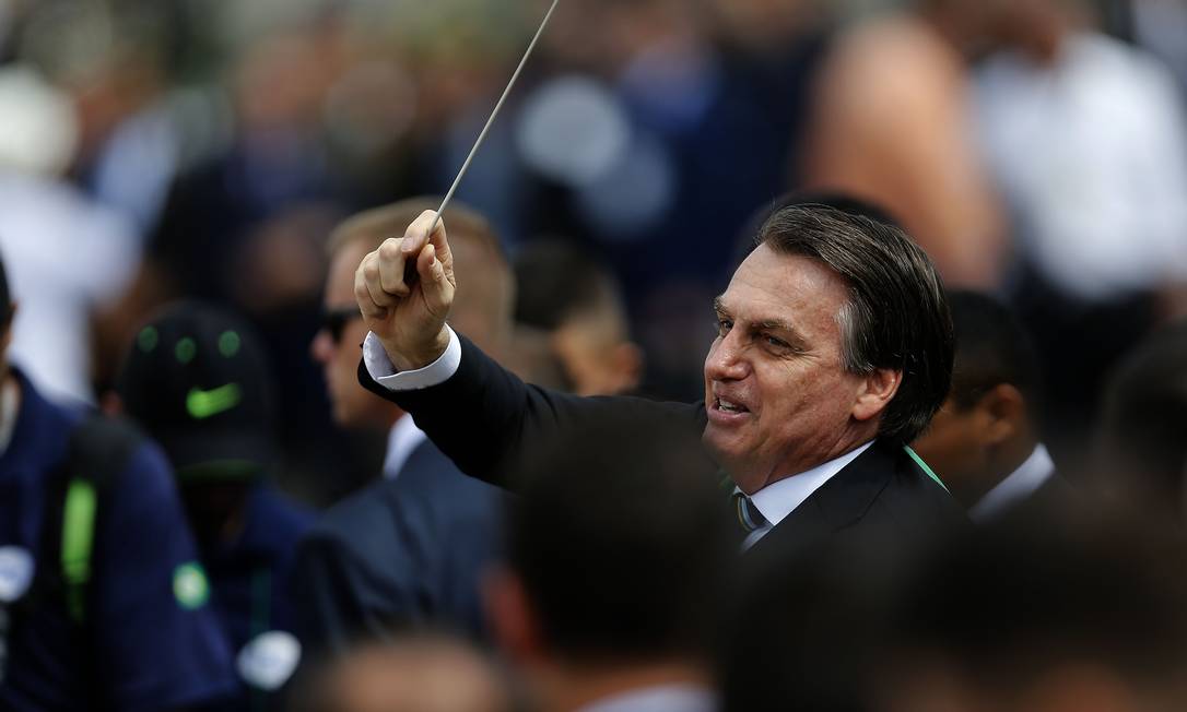 O presidente Jair Bolsonaro rege a orquestra dos Dragões da Independência durante desfile de 7 de setembro em Brasília Foto: Jorge William / Agência O Globo