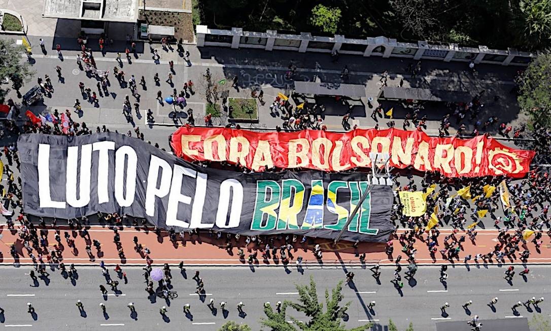 Vestidos de preto, manifestantes criticaram medidas do governo Jair Bolsonaro, pediram a liberdade do ex-presidente Lula e a defesa da Amazônia na marcha do Grito dos ExcluÃdos, em São Paulo Foto: Edilson Dantas / Agência O Globo