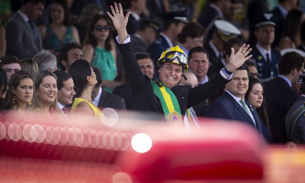 O presidente Jair Bolsonaro acena para o público do desfile Foto: Daniel Marenco / Agência O Globo