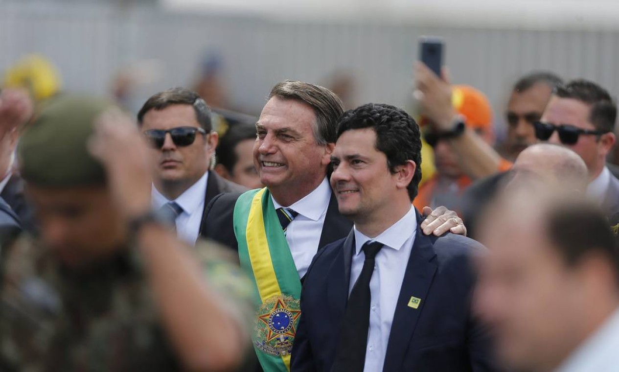 Seguranças caminham com o Ministro da Justiça Sergio Moro e o presidente Jair Bolsonaro, em Brasília Foto: Jorge William / Agência O Globo