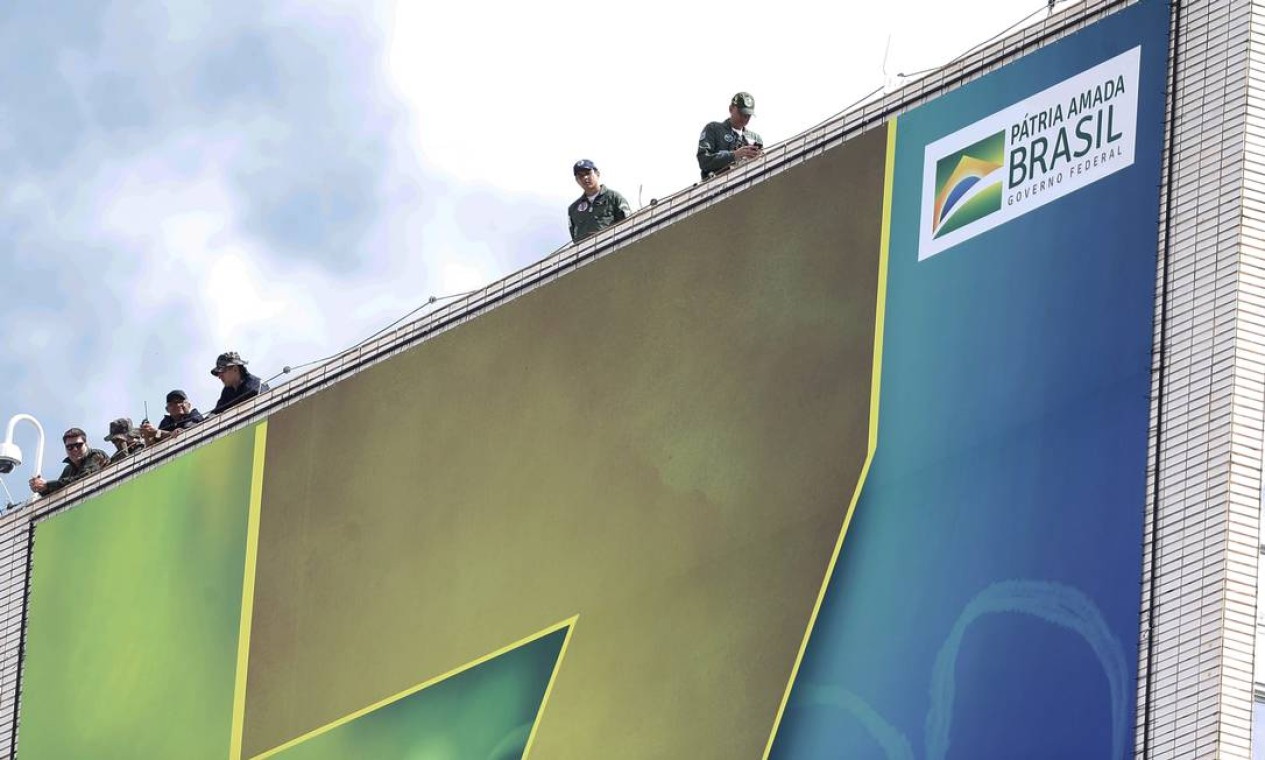Agentes das Forças Armadas no alto de um prédio em Brasília Foto: Jorge William / Agência O Globo