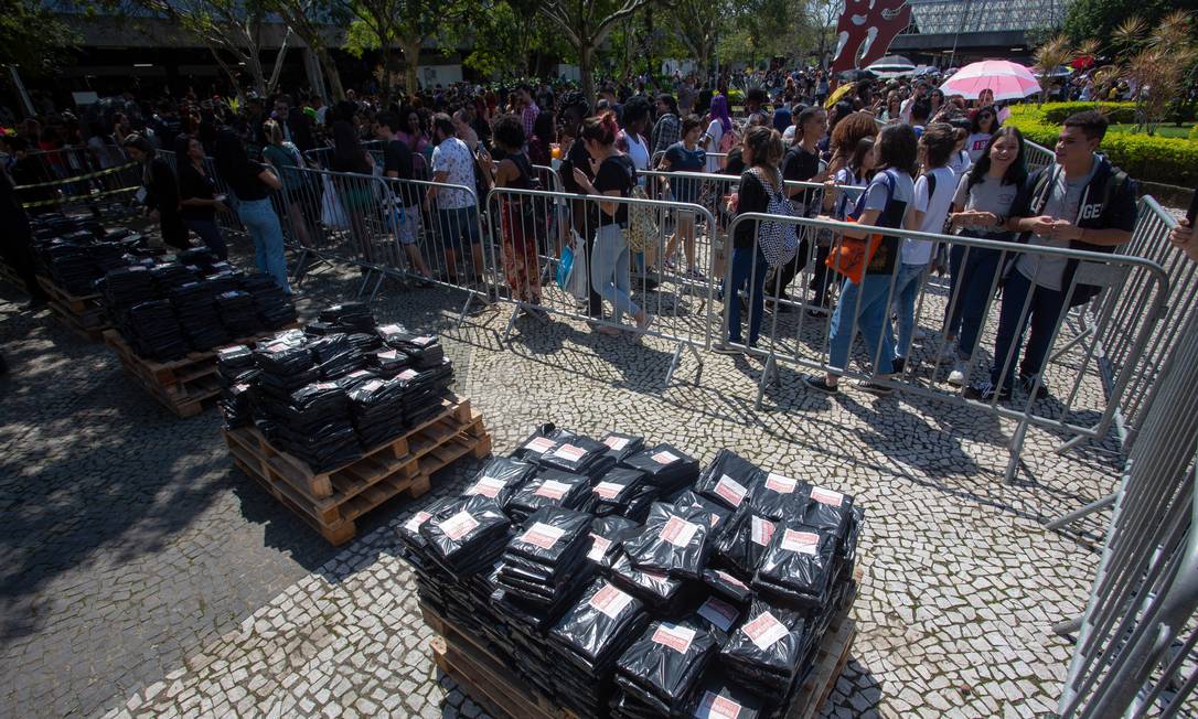 Fila para pegar os livros distribuídos pelo youtuber Felipe Neto Foto: Bruno Kaiuca / Agência O Globo