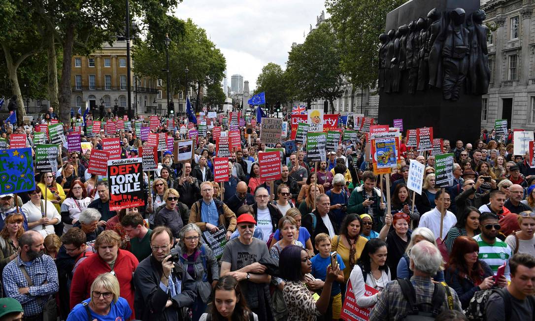 
Manifestantes com bandeiras da UE e cartazes contra o governo do premier Boris Johnson em protesto neste sábado em Londres: enquanto os políticos lutam para decidir como e se o Reino Unido sai da União Europeia, casas de apostas não param de receber palpites sobre o processo
Foto:
DANIEL LEAL-OLIVAS/AFP/07-09-2019
