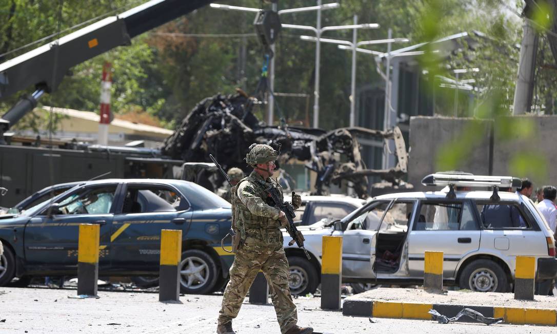 A foreign soldier with NATO-led Resolute Support Mission inspects the site of a suicide attack in Kabul, Afghanistan September 5, 2019. REUTERS/Omar Sobhani Foto: OMAR SOBHANI / REUTERS