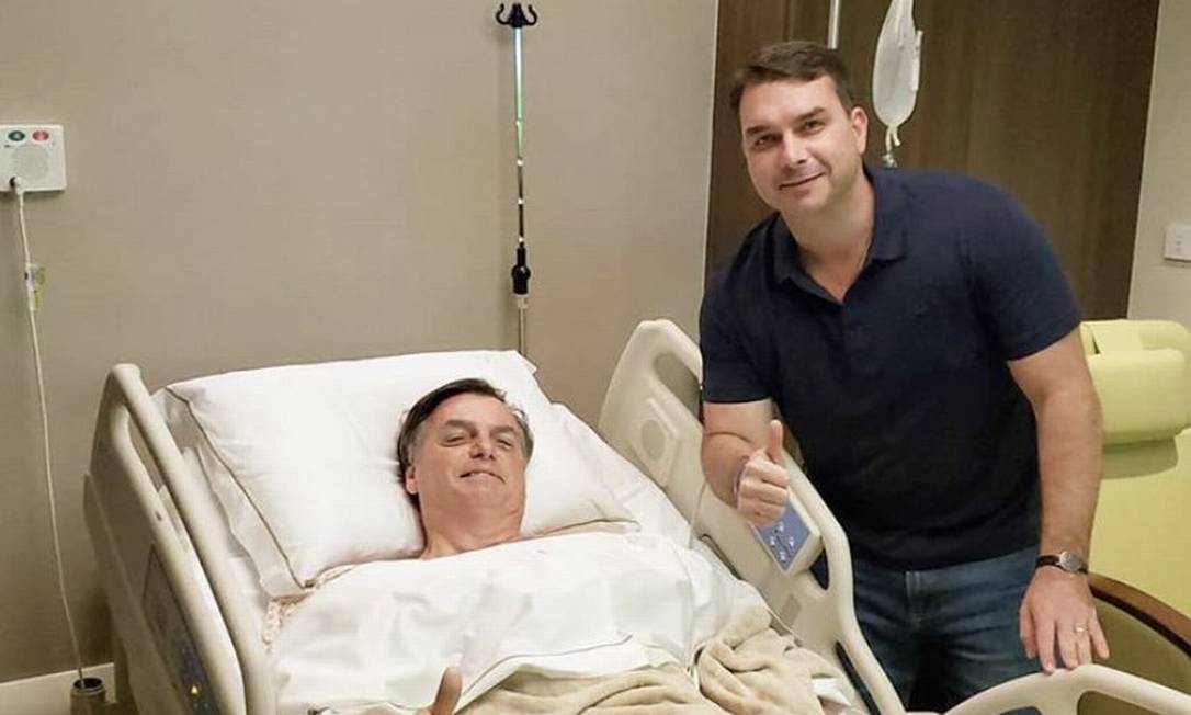 Bolsonaro e o filho Flávio após cirurgia em hospital, em SP Foto: Reprodução