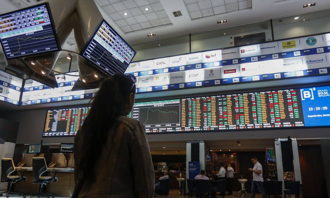 Picture taken at Sao Paulo's Stocks Exchange (Bovespa) headquarters in downtown Sao Paulo, Brazil on October 29, 2016. - Brazil entered a new era Monday after electing its next president, Jair Bolsonaro, a far-right congressman who vowed a fundamental change in direction for the giant Latin American country. Bolsonaro, who openly admires Brazil's former military dictatorship and shocked many with his derogatory remarks on women, gays and blacks, won 55 percent of the vote in a run-off election Sunday, more than 10 points ahead of leftist opponent Fernando Haddad (Photo by Miguel SCHINCARIOL / AFP) Bolsa de Valores / B3 Foto: MIGUEL SCHINCARIOL / Agência O Globo
