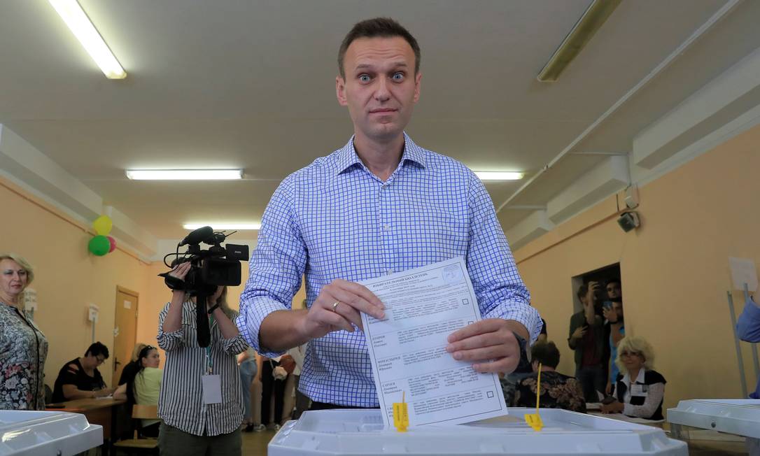 Lider da oposição Alexei Navalny vota em uma seção eleitoral de Moscou. Ele vê na votação deste domingo uma possibilidade de ganhar forças para a eleição parlamentar de 2021 Foto: TATYANA MAKEYEVA / REUTERS