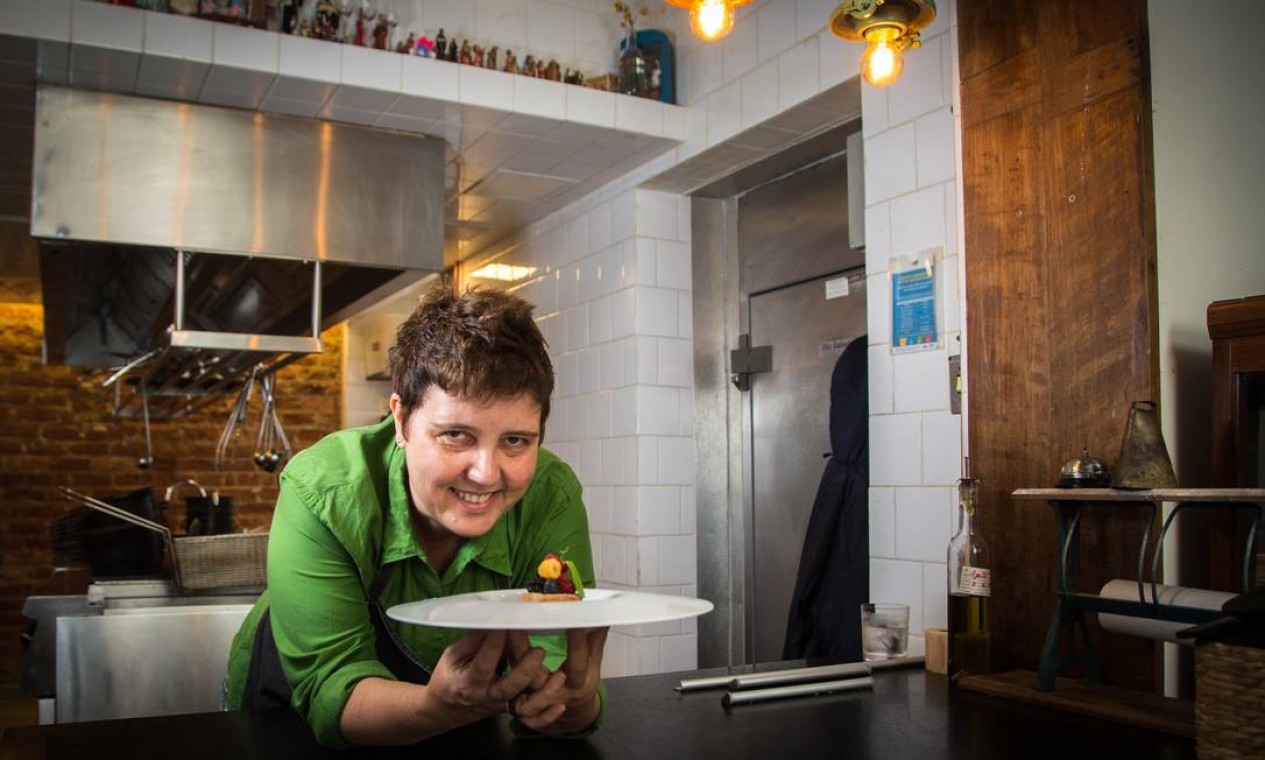 A chef Roberta Sudbrack iniciou uma campanha para salvar o Bar Luiz e evitar que feche as portas Foto: Emily Almeida / Agência O Globo
