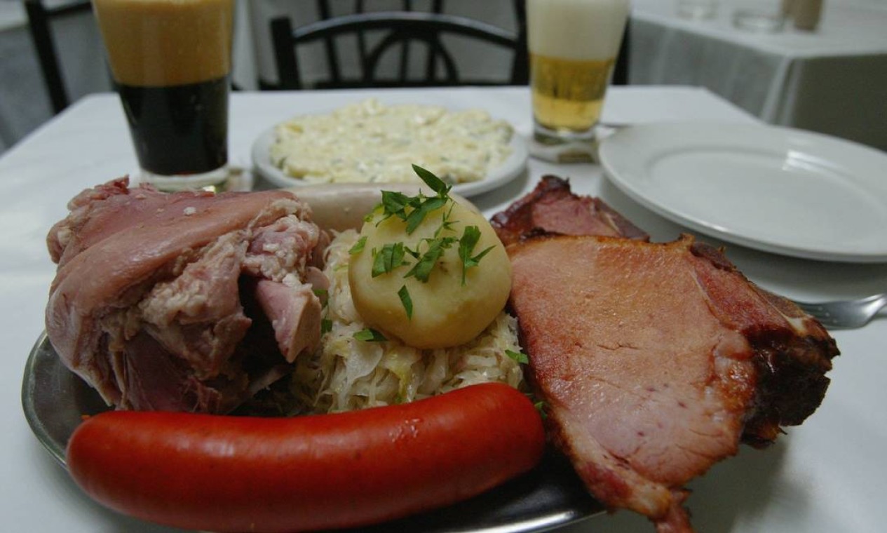 O Bar Luiz serve pratos típicos da culinária alemã. Na foto kassler, salsicha branca, salsichão, chucrute, eisbein e chope Foto: Eurico Dantas / Agência O Globo