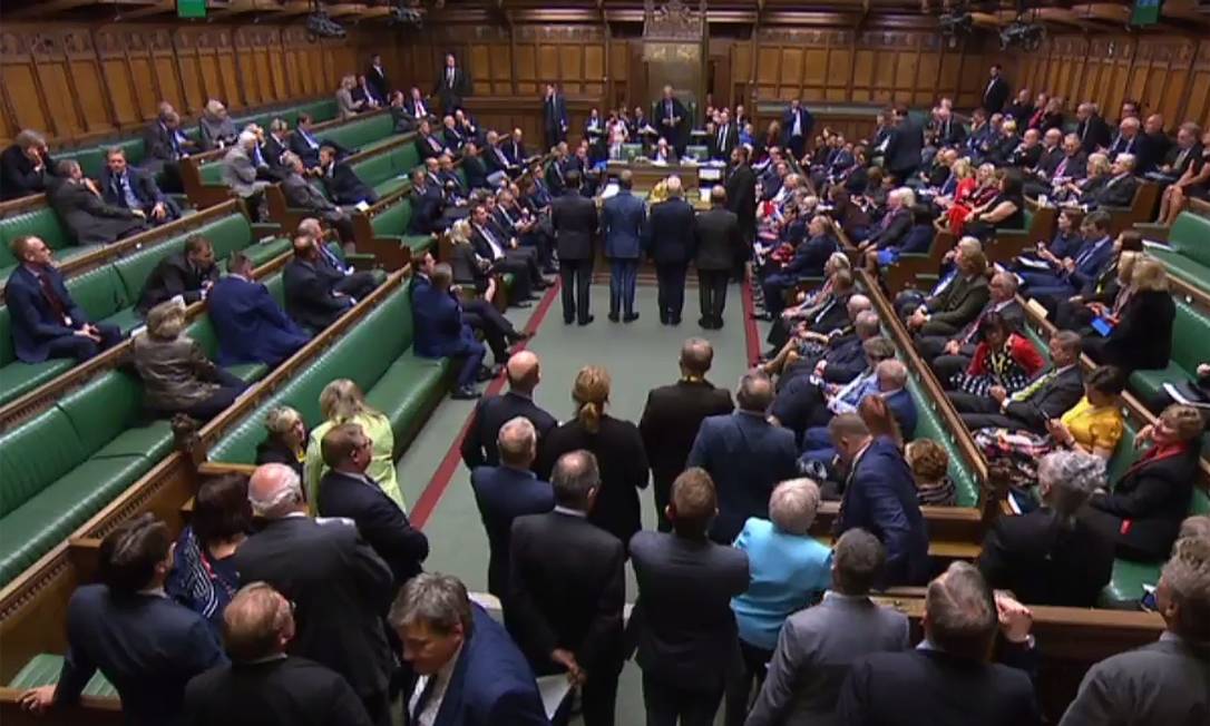 
Imagem captada de vídeo mostra os deputados durante a sessão do Parlamento britânico desta segunda, última antes da suspensão do funcionamento da Casa até meados de outubro
Foto:
AFP

