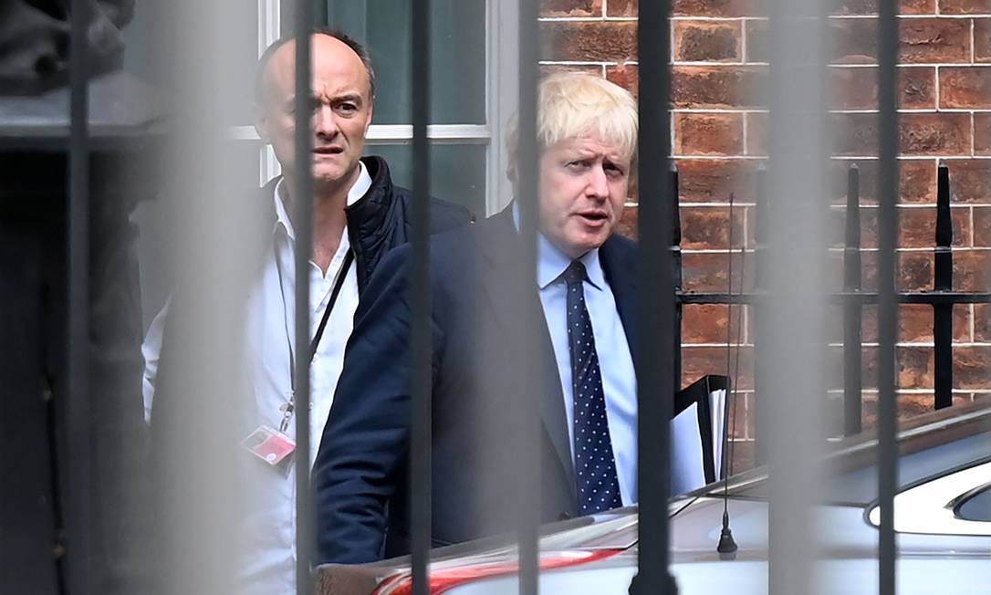 Premier britânico Boris Johnson (à direita) ao lado de seu assessor especial, Dominic Cummings, antes de seguir para o Parlamento no dia 3 de setembro. Cummings usa as mesmas táticas da campanha pela saída do Reino Unido da União Europeia na estratégia de governo de Jonson Foto: DANIEL LEAL-OLIVAS / AFP