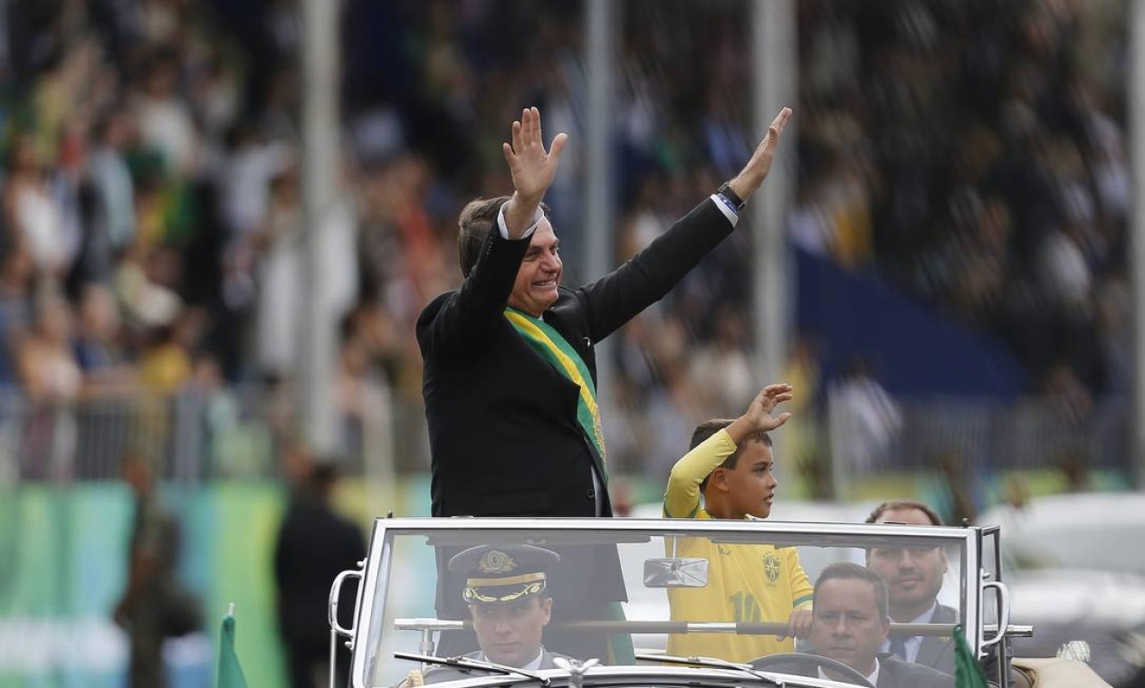 Carlos Bolsonaro (sentado no banco de trás) durante a cerimônia do desfile militar de Sete de Setembro - 07/09/2019 Foto: Jorge William / Agência O Globo