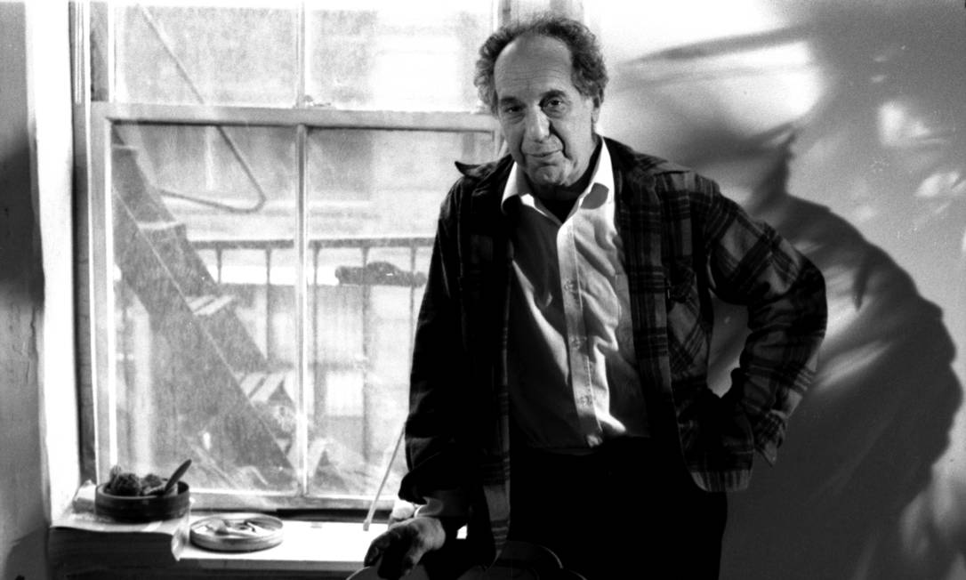 Robert Frank fotografado por Walter Carvalho, em 1988, em NY, enquanto gravava a série 'América' Foto: Walter Carvalho / Arquivo O Globo