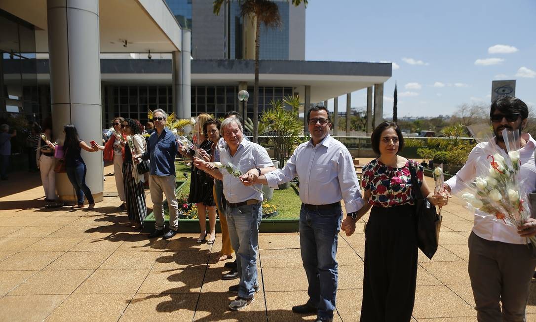 Cordenadores protestaram com um 'abraço' simbólico no prédio da Capes, em BrasíliaFoto: Jorge William / Agência O Globo