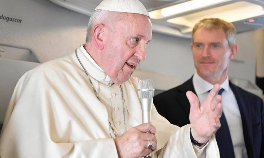 O Papa Francisco, durante conversa com jornalistas no voo de volta da África ao Vaticano Foto: Vatican News