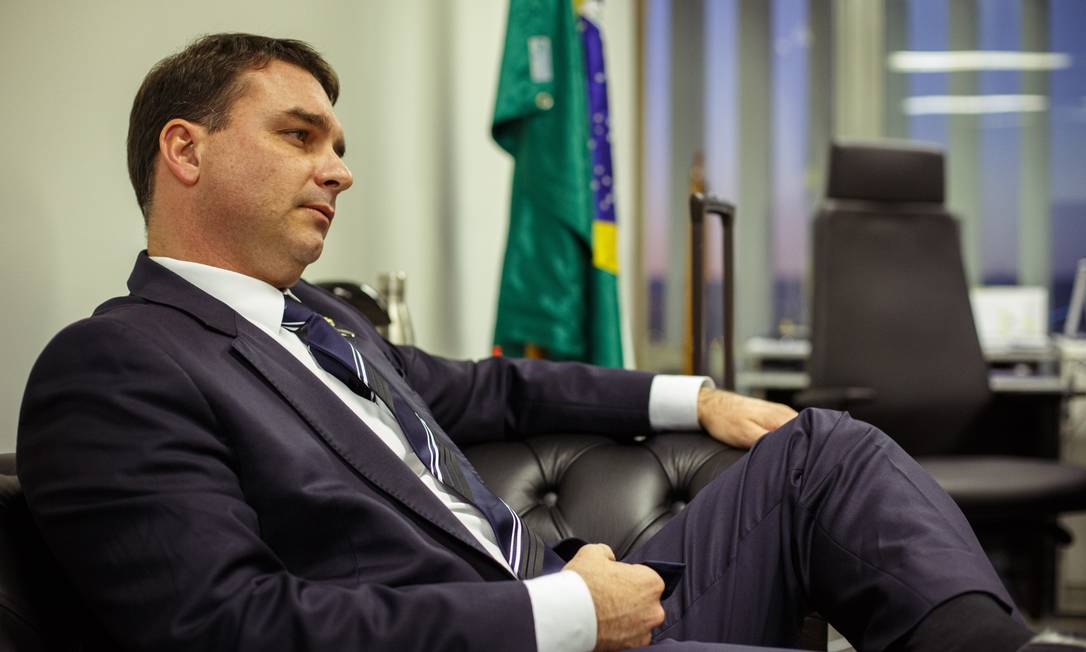 O senador Flávio Bolsonaro (PSL-RJ) liderou a tentativa de impedir a convocação dos representantes das empresas Foto: Daniel Marenco / Agência O Globo