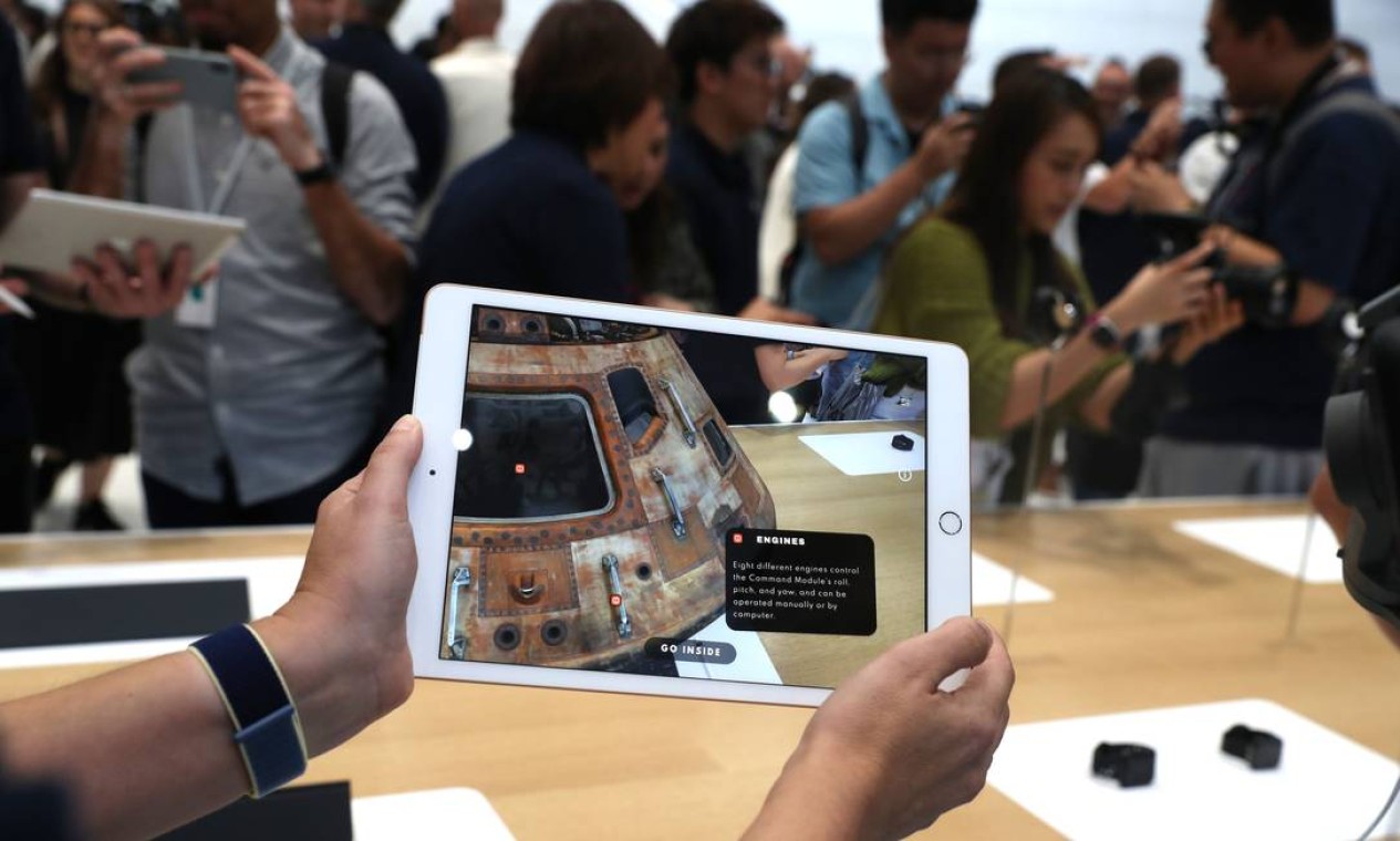 Além dos iPhones, a Apple lançou a 7ª geração do iPad, apostando no uso profissional do tablet como um concorrente do PC Foto: JUSTIN SULLIVAN / AFP