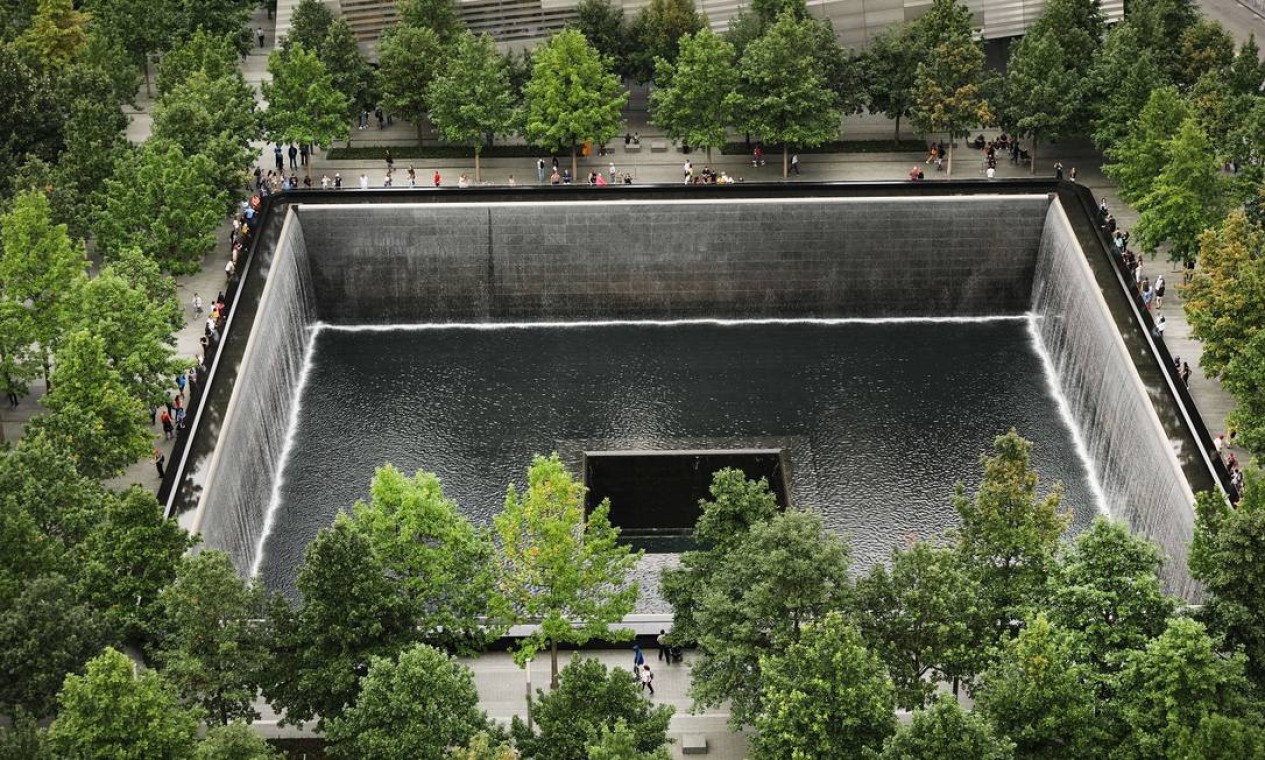 Uma das piscinas vista de cima. O World Trade Center Memorial é gratuito e fica aberto diariamente das 7h30 às 21h Foto: SPENCER PLATT / AFP