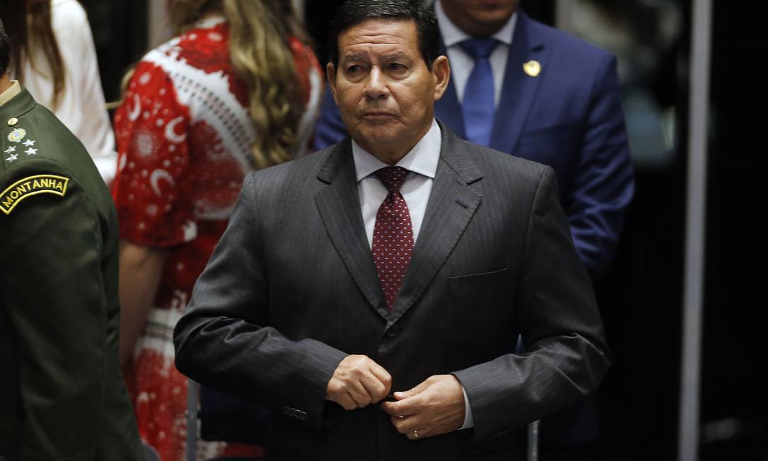 Mourão evitou opinar sobre as chances de aprovação da medida no Congresso Foto: Jorge William / Agência O Globo