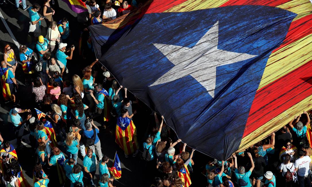 
Manifestam seguram uma gigantesca “Estelada“, a bandeira separatista da Catalunha, na manifestação desta quarta: polícia estimou comparecimento em cerca de 600 mil pessoas, contra mais de 1 milhão nos protestos de 2018 e 2017
Foto:
ALBERT GEA/REUTERS
