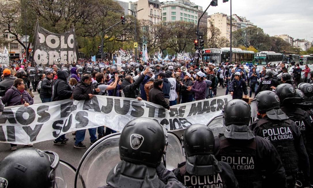 Argentinos Tomam A Principal Avenida De Buenos Aires Em Protesto Contra ...