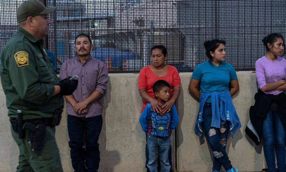 
Agente de fronteira dos EUA vigia migrantes centro-americanos enquanto aguardam serem levados para centro de processamento em El Paso, Texas: restrições vão impedir que peçam asilo
Foto:
PAUL RATJE/AFP/16-05-2019
