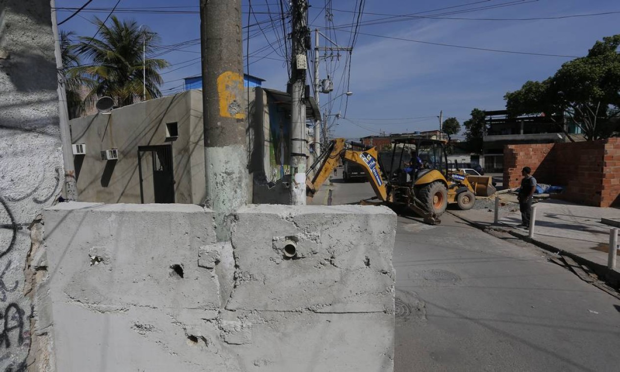 Muro erguido na comunidade tinha buracos para que os traficantes pudessem para atirar nos policiai. Foto é de 20 de agosto Foto: Pablo Jacob / Agência O Globo