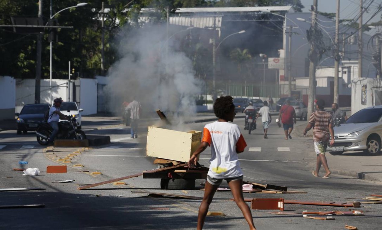 Em protesto contra a operação no dia 20 de agosto, moradores fecharam a Avenida Padre Miguel Salazar Mendes de Moraes Foto: Pablo Jacob / Agência O Globo