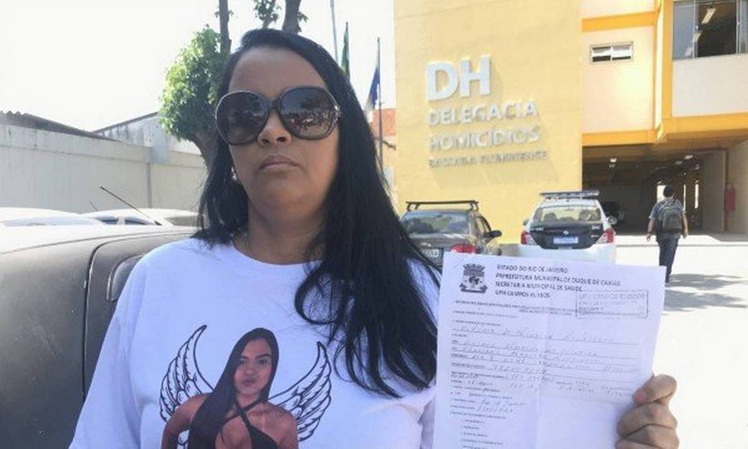 A mãe de Vitória mostra o documento do posto de saúde em que consta que ela já chegou morta à unidade Foto: Pedro Zuazo / Agência O Globo