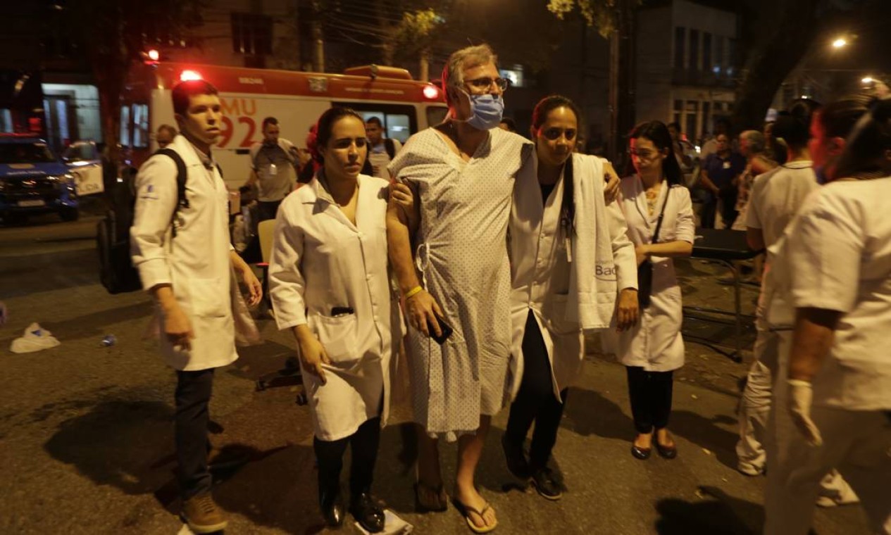 Equipe médica acompanha paciente retirado da unidade Foto: Alexandre Cassiano / Agência O Globo