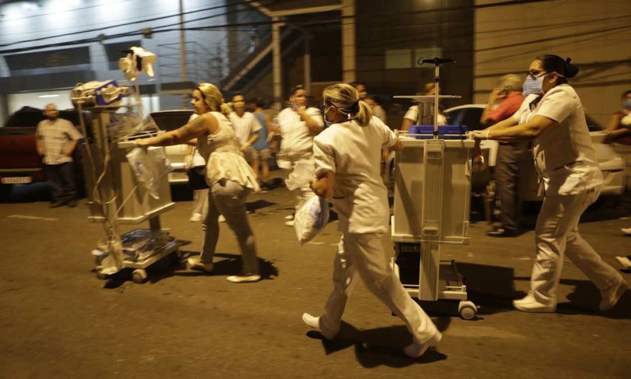 Equipe do hospital tenta também salvar equipamentos da unidade Foto: Alexandre Cassiano / Agência O Globo