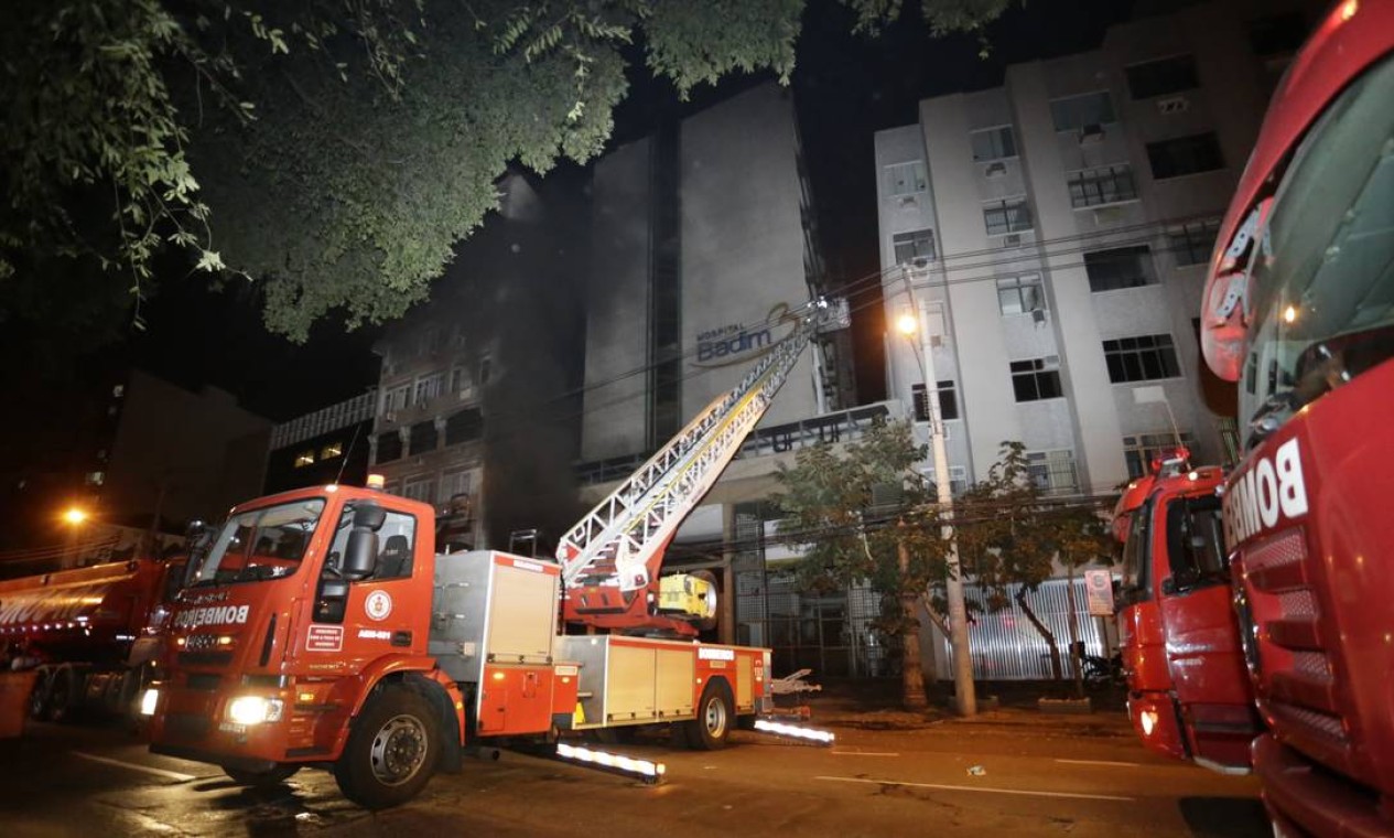 A corporação disse que ainda não há informação de em que parte do hospital começou o fogo Foto: MARCELO THEOBALD / Agência O Globo