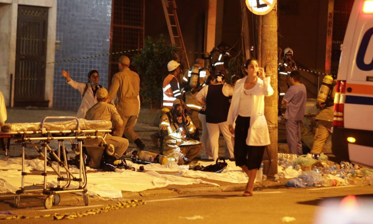 Pacientes estão sendo atendidos na calçadas das ruas São Francisco Xavier e Artur Menezes Foto: MARCELO THEOBALD / Agência O Globo