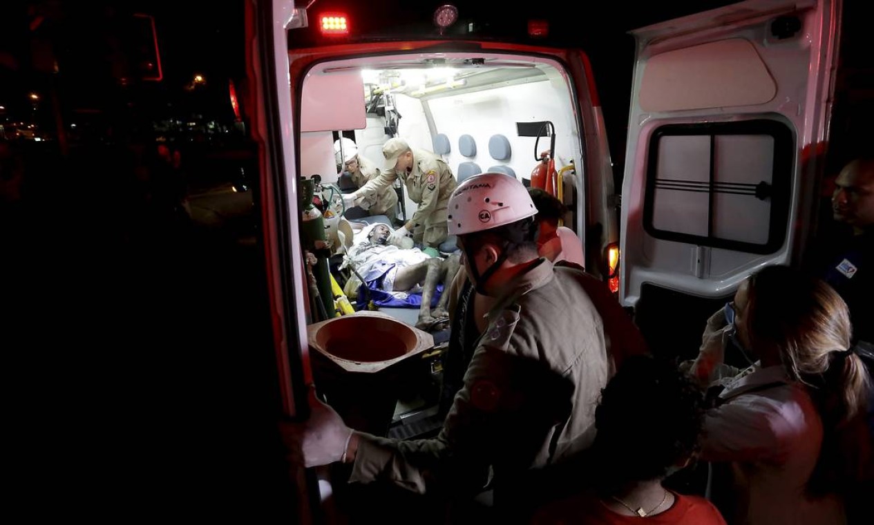 Incêndio atinge Hospital Badim, no Maracanã, e pacientes são retirados Foto: MARCELO THEOBALD / Agência O Globo