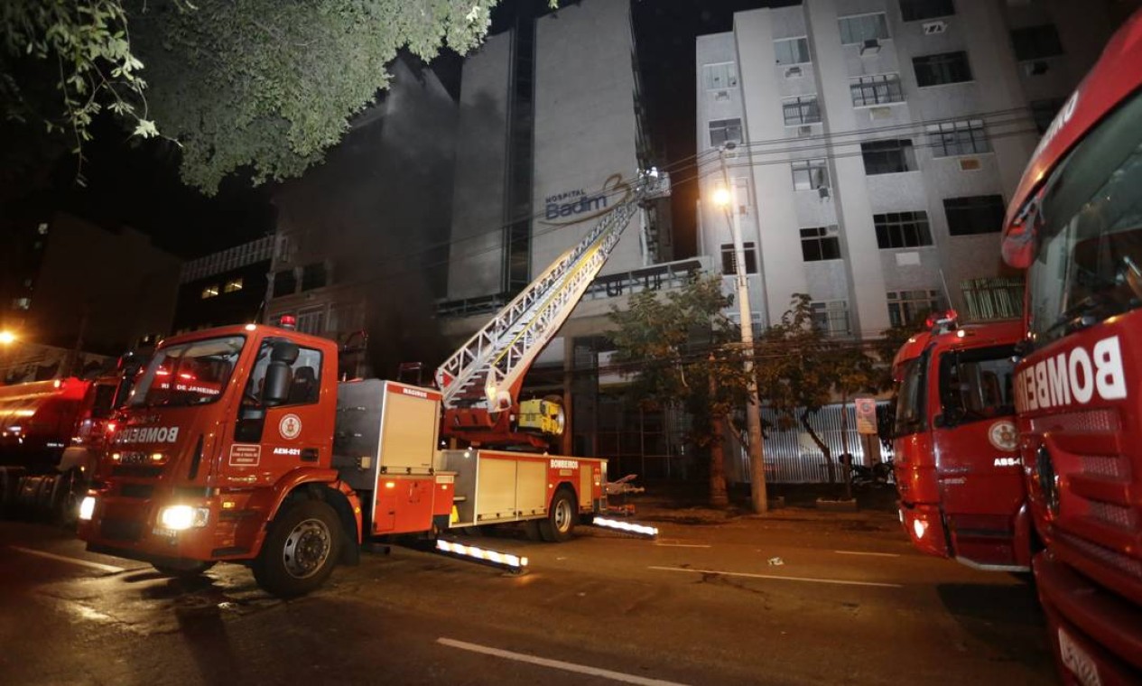 Bombeiros passaram a madrugada fazendo varredura nos seis andares do prédio Foto: Marcelo Theobald / Agência O Globo