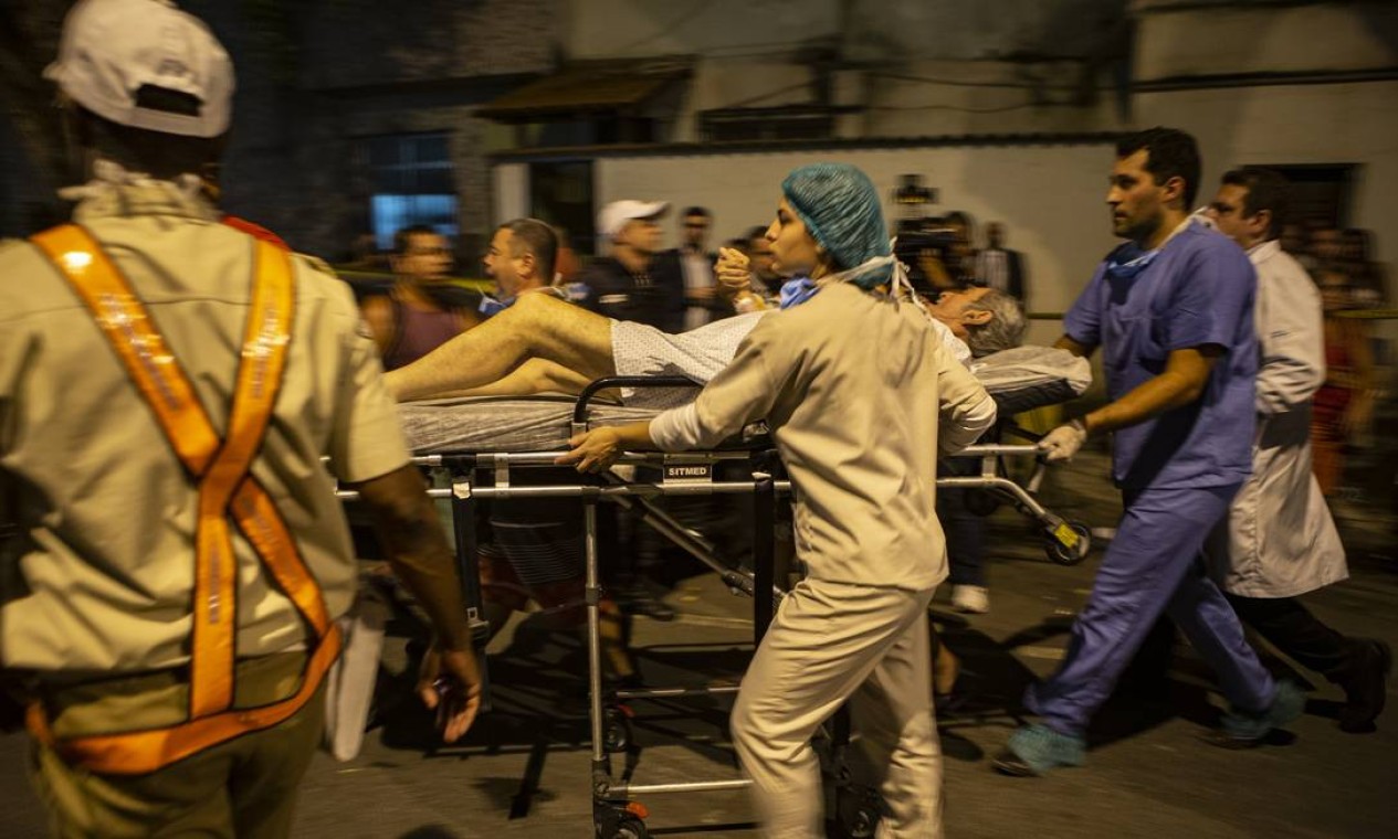 A correria para salvar os pacientes acamados Foto: Alexandre Cassiano / Agência O Globo