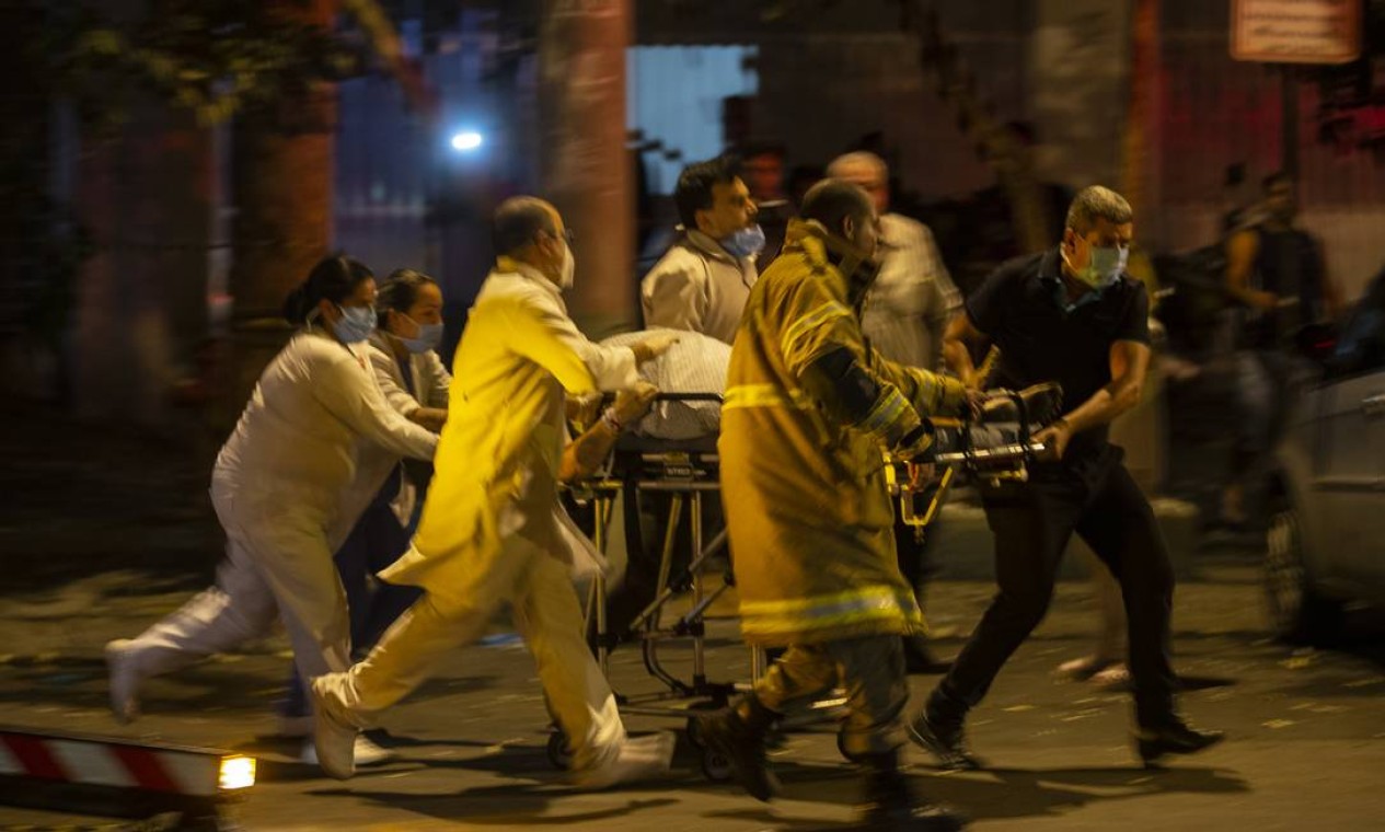 O desespero da equipe do Hospital Badim para retirar os pacientes da unidade durante o incêndio Foto: Alexandre Cassiano / Agência O Globo