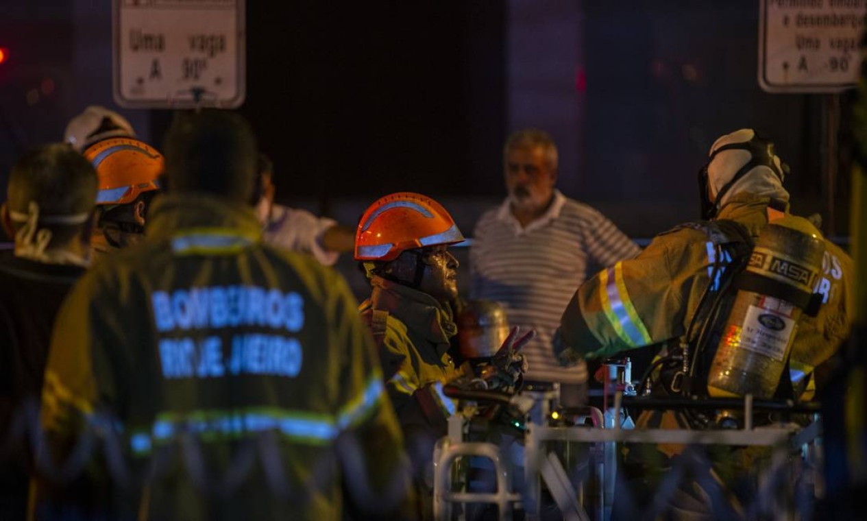 Bombeiros no trabalho de combate ao incêndio Foto: Alexandre Cassiano / Agência O Globo
