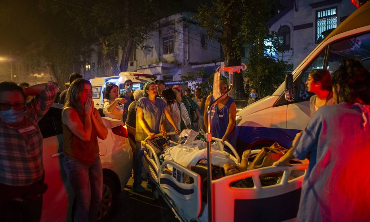 A corrida para que os pacientes fossem para as ambulâncias Foto: Alexandre Cassiano / Agência O Globo