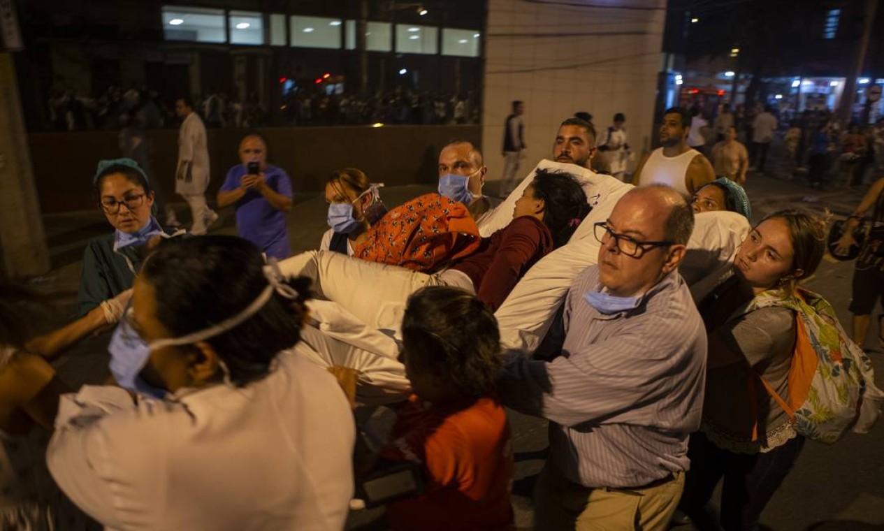 Solidariedade para salvar quem estava internado no hospital Badim Foto: Alexandre Cassiano / Agência O Globo