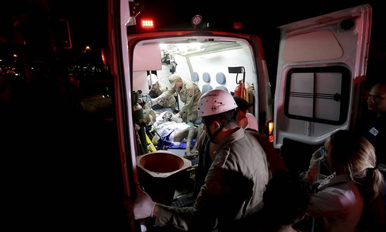 Ambulância faz a transferência dos pacientes do hospital Badim Foto: MARCELO THEOBALD / Agência O Globo