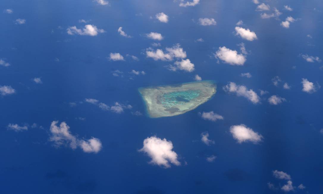 Foto aérea mostra as Ilhas Spratly, outro território disputado no Mar do Sul da China Foto: TED ALJIBE / AFP / 21-04-2017