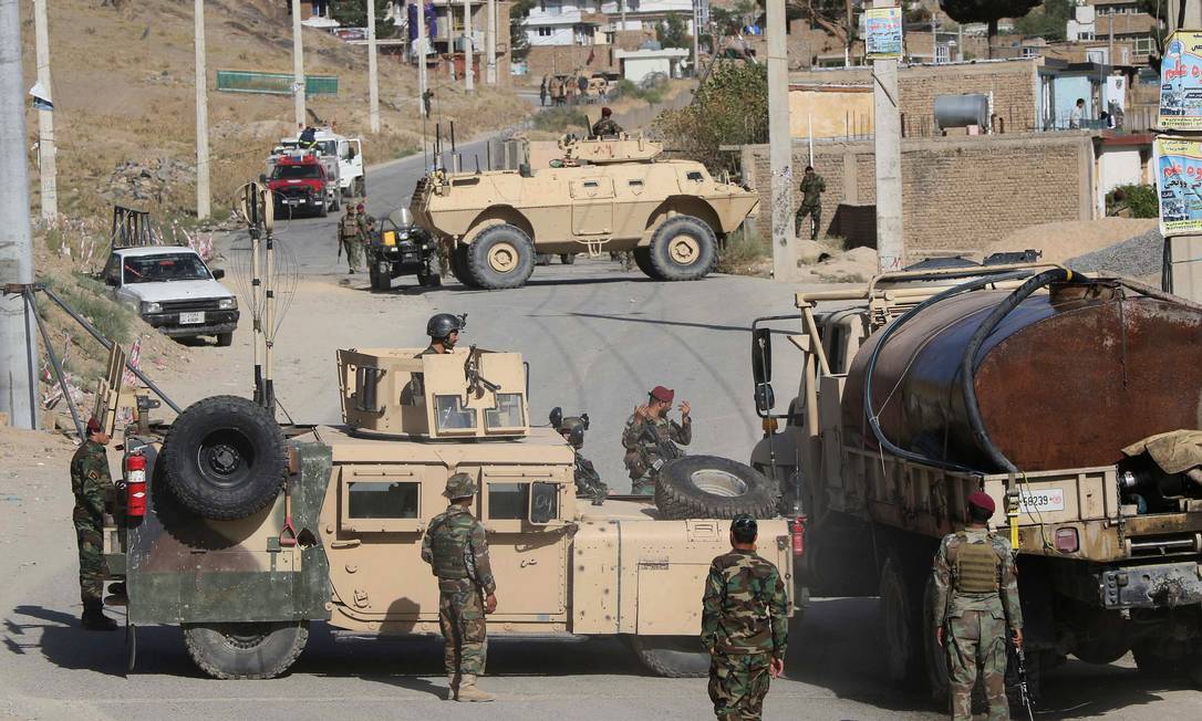 Militares afegãos inspecional local onde um terrorista suicida do Talibã detonou um carro-bomba, ao sul da capital, Cabul. Ataque, no dia 12 de setembro, foi o mais recente de uma onda de atentados do grupo contra alvos do governo e estrangeiros Foto: STR / AFP