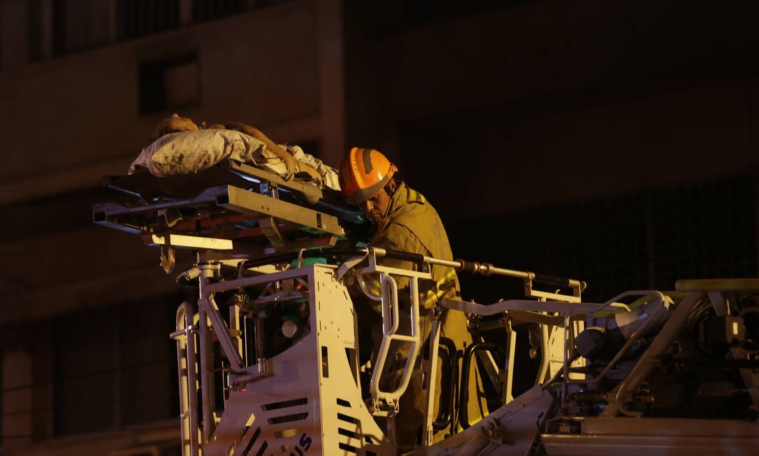 Uma mulher é retirada do Hospital Badim numa escada magirus Foto: Alexandre Cassiano / Alexandre Cassiano