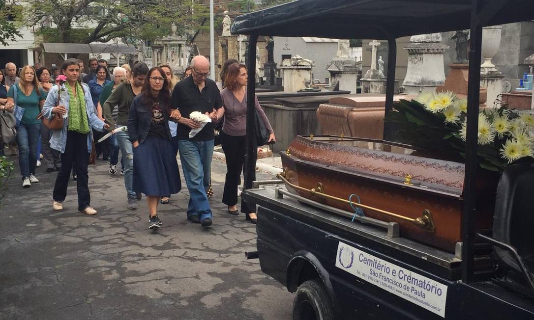Cortejo com familiares no enterro de Marlene Menezes Fraga Foto: Thiago Freitas / Agência O Globo